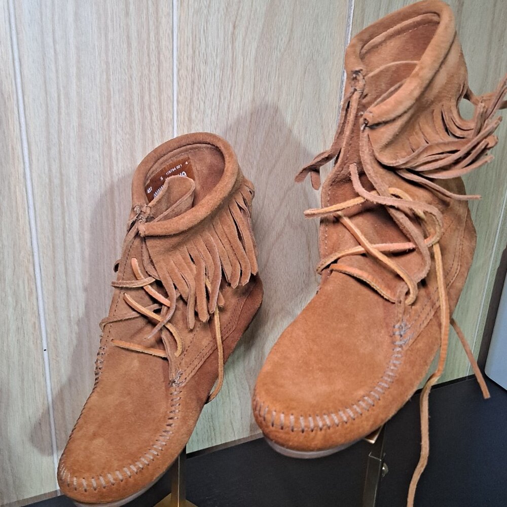 womens minnetonka moccasins size 5 excellent condition